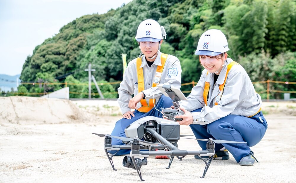 ドローンを操作している女性従業員