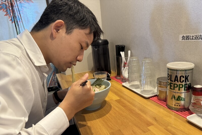 ラーメンを食べている男性